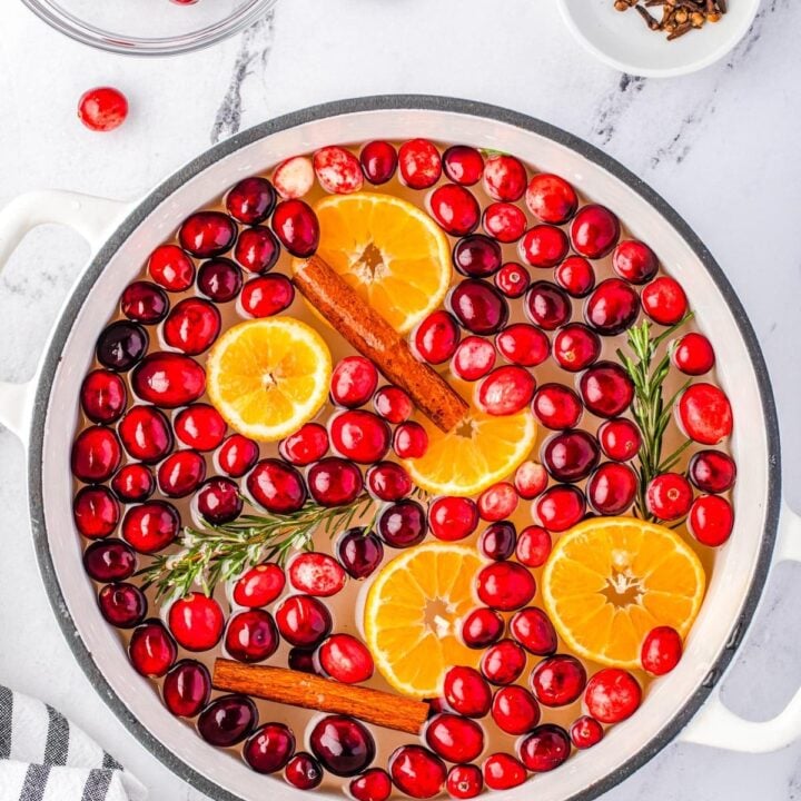 Christmas cranberry mulled wine simmer pot recipe with oranges and spices.